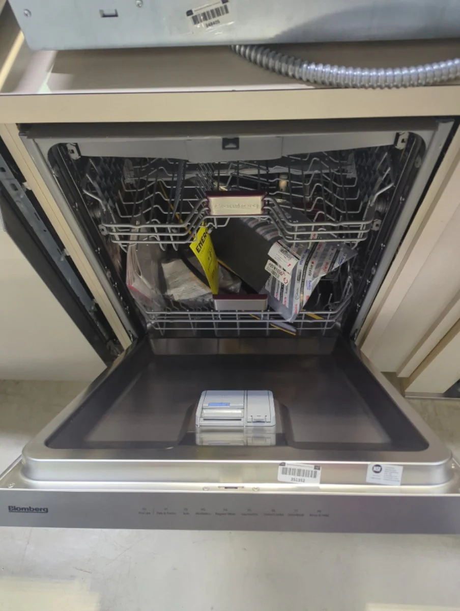 DWT52800SSIH - DISHWASHERS - Blomberg - Front Controls - Stainless Steel - Open Box - Image 3