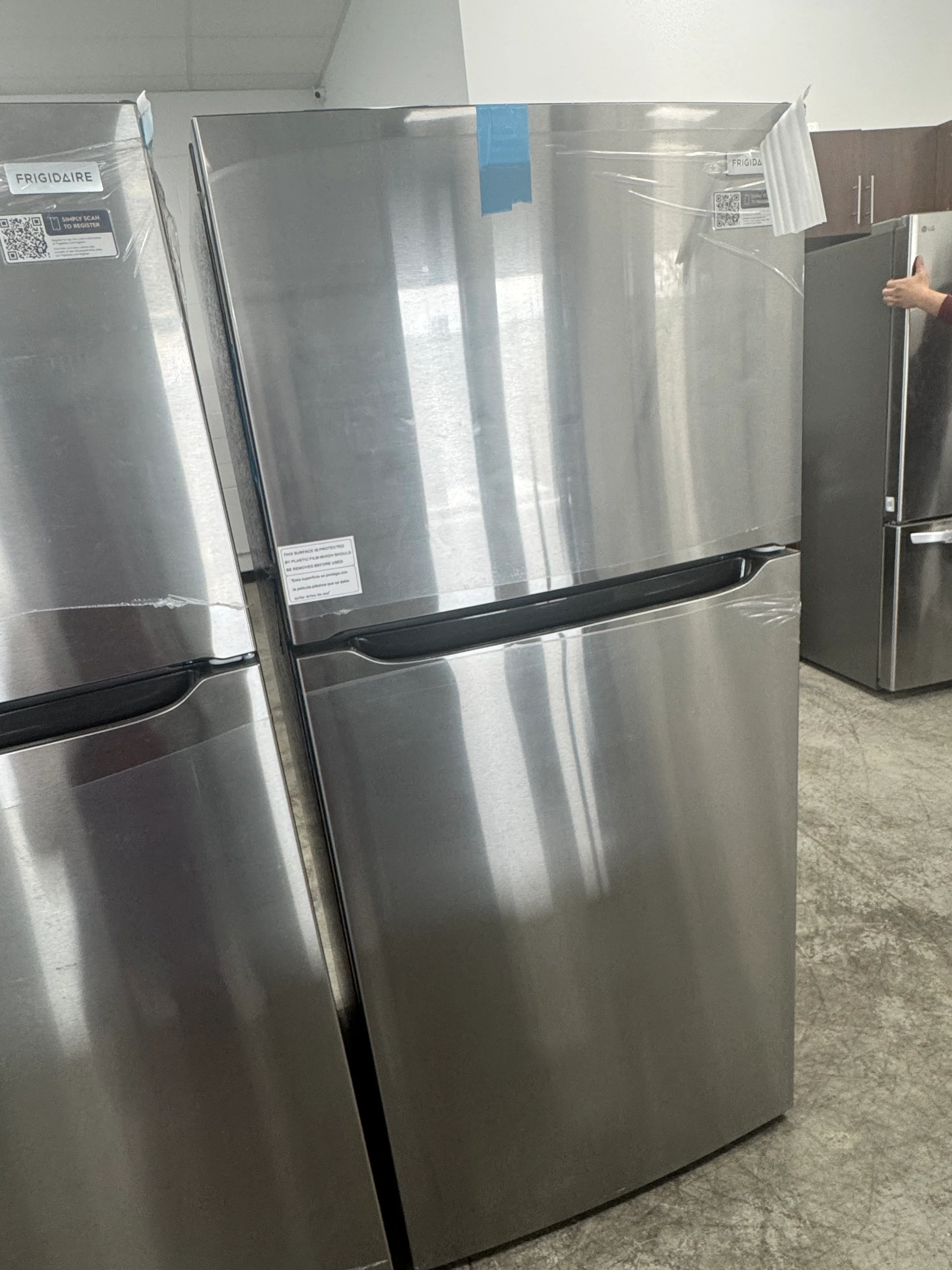 FRTE1835AS - REFRIGERATORS - Frigidaire - Top Freezer - Stainless Steel - Open Box - Image 2